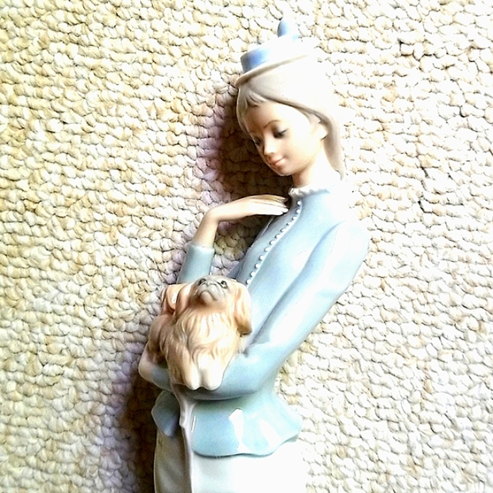 Llardro "Lady with a Dog" #4761. PORCELAIN COLLECTORS PIECE.